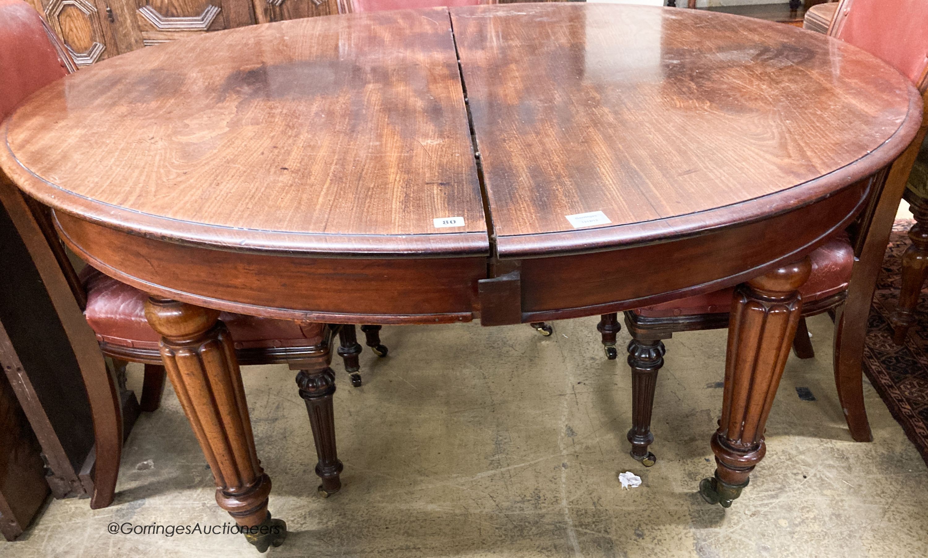 A Victorian mahogany extending dining table with four leaves, 256cm extended, three spare leaves, depth 135cm, height 76cm